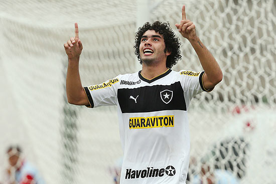 Bruno Mendes comemora gol com a camisa do Botafogo