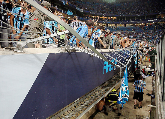 Alambrado da Arena Grêmio cai durante comemoração do gol de Elano