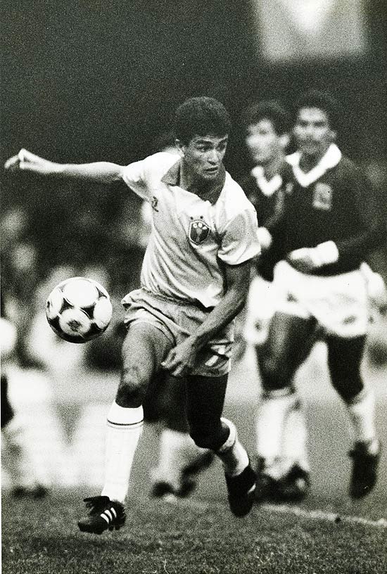 Bebeto, em jogo das Eliminatrias, com o uniforme que o Brasil usou na Copa de 1990