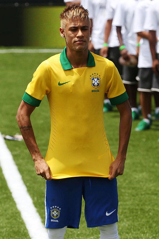 Neymar faz pose com a nova camisa da seleo brasileira