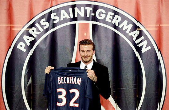 O meia inglês David Beckham se apresenta ao novo clube, o Paris Saint-Germain