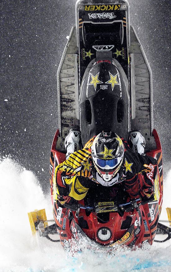 Caleb Moore cai com seu "snowmoblie" durante o X-Games de inverno em Aspen, nos Estados Unidos