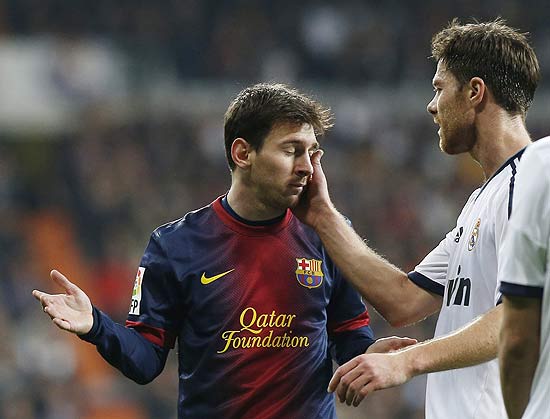 Messi e Xabi Alonso durante clssico vlido pela Copa do Rei, no estdio Santiago Bernabu, em Madri
