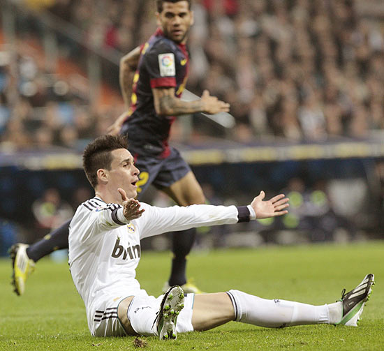 O meia Jos Callejn, do Real Madrid, reclama durante clssico contra o Barcelona, de Daniel Alves
