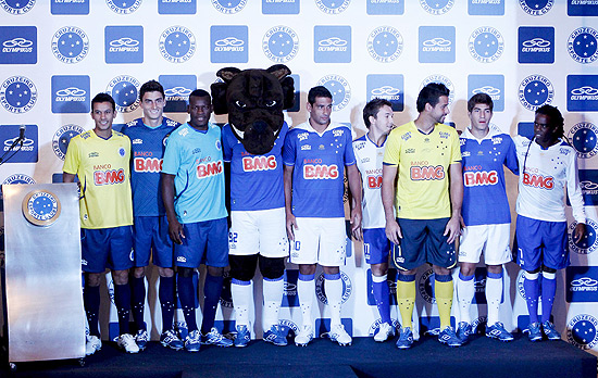 Jogadores do Cruzeiro apresentam novo uniforme para a temporada 2013 