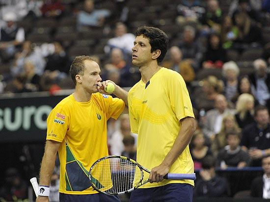 Bruno Soares (esq.) e Marcelo Melo conversam antes de ponto da Copa Davis nos Estados Unidos