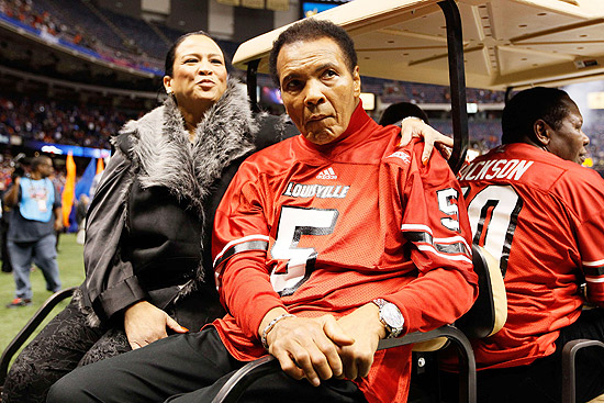 A lenda do boxe Muhammad Ali em jogo de futebol americano no início de janeiro deste ano