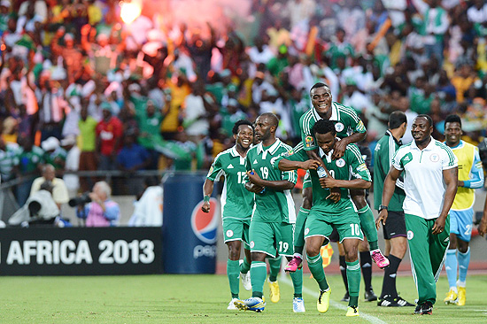 Jogadores da Nigria comemoram gol contra a Costa do Marfim, pelas quartas de final da Copa Africana