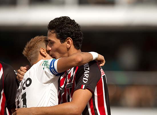 Os amigos e ex-companheiros Neymar e Ganso se abraçam no fim do primeiro tempo na Vila Belmiro