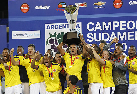 Jogadores da Colômbia comemoram o título do Sul-Americano sub-20