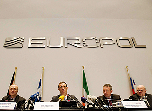 Integrantes da Europol do entrevista em Haia (Holanda)