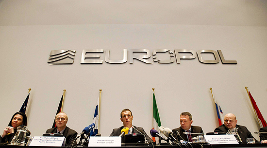 O diretor da Europol, Rob Wainwright, dá entrevista coletiva nesta segunda-feira