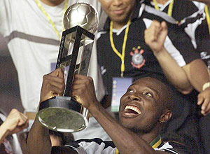 O ex-jogador Rincn ergue taa do Mundial pelo Corinthians