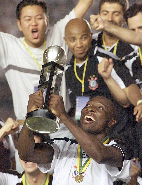Rincón levanta o troféu de campeão do Mundial de Clubes, em 2000, no Rio, pelo Corinthians