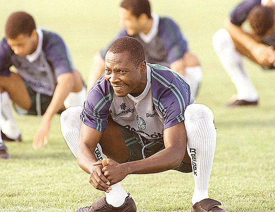 Rincón faz alongamento durante treino do Palmeiras, em 1996