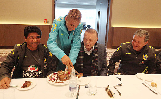 Neymar serve pedao de bolo para o presidente da CBF, Jos Maria Marin