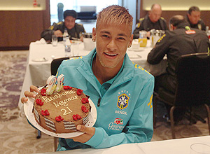 Neymar completa 21 anos e ganha bolo na concentração da seleção; atacante joga amistoso da próxima 4ª contra a Inglaterra