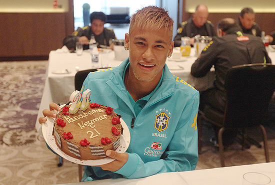 Neymar mostra o bolo que ganhou pelos 21 anos e com erro na grafia de 'parabns
