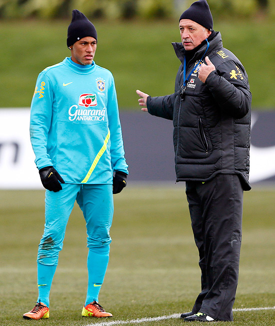 Felipo conversa com Neymar durante treino da seleo em Londres