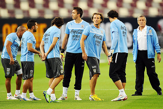 Forln (de chuteira amarela) e companheiros da seleo uruguaia durante treino em Doha
