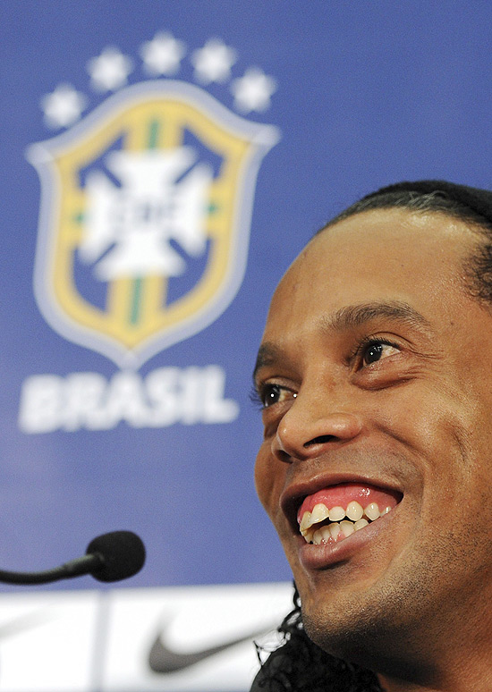 Ronaldinho sorri durante entrevista coletiva da seleo em Londres