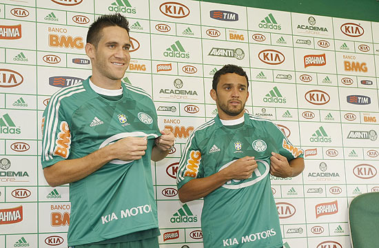 Os volantes Marcelo Oliveira (esq.) e Charles so apresentados como novos reforos do Palmeiras