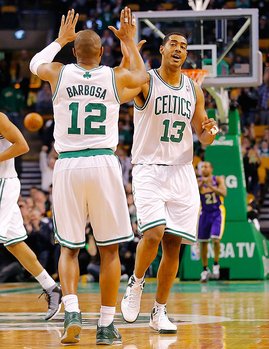 Em jogo do Boston Celtics, Fab Melo (dir.) cumprimenta Leandrinho, outro que já saiu da equipe