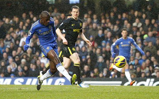 Ramires chuta para fazer gol para o Chelsea, na vitria sobre o Wigan, em Londres