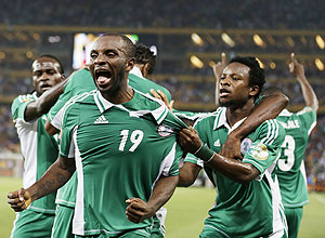 Sunday Mba (19) comemora gol do ttulo africano diante de Burkina Faso