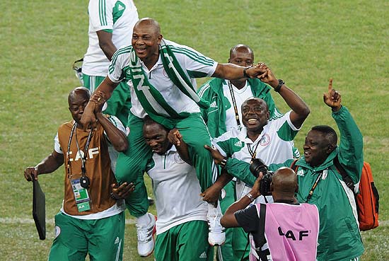 O treinador Stephen Keshi  carregado por funcionrios da federao nigeriana durante comemorao do ttulo