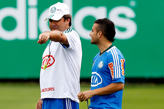 O tcnico Gilson Kleina comanda um treino do Palmeiras no CT da Barra Funda ao lado de Maikon Leite