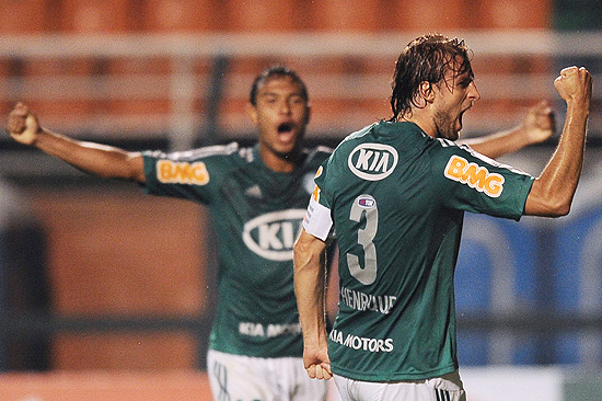 Henrique comemora gol marcado contra o Sporting Cristal no Pacaembu
