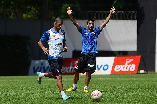 Bruno Peres (esq.) durante treino do Santos