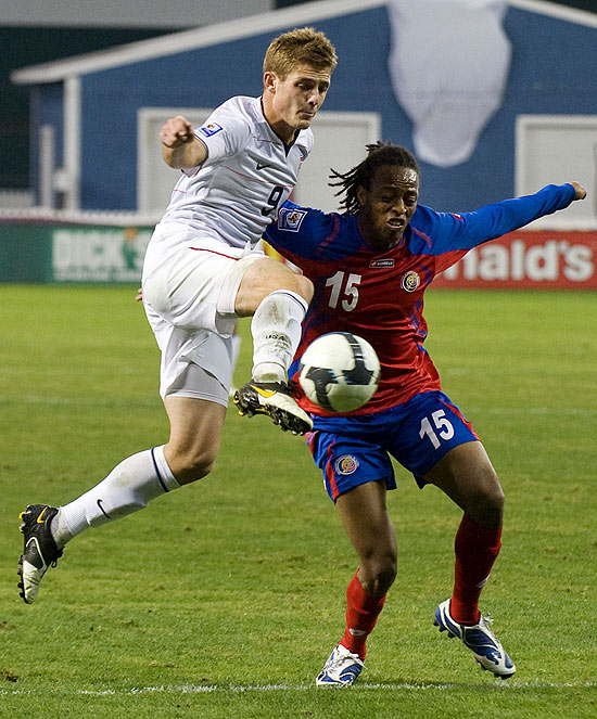 Robbie Rogers (esq.) disputa lance durante jogo entre EUA e Costa Rica pelas eliminatrias da Copa, em Washington