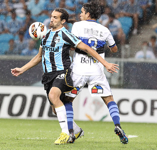O atacante Barcos em ação pelo Grêmio durante duelo contra o Huachipato, do Chile
