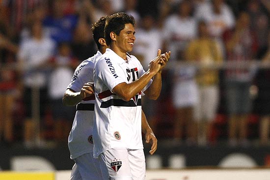 O atacante Osvaldo comemora um gol pelo So Paulo no Campeonato Paulista