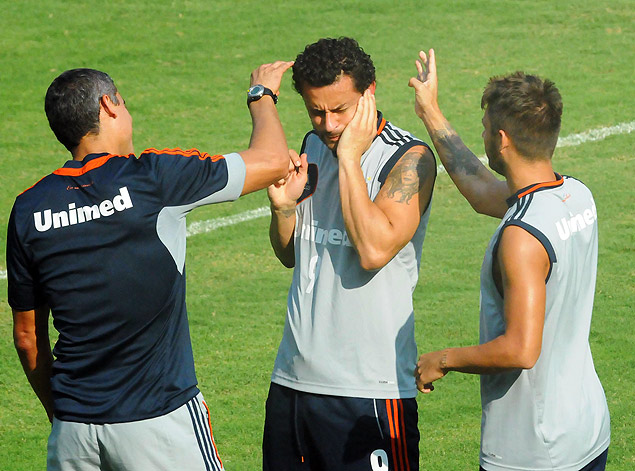 O atacante Fred  alvo de petelecos de companheiros durante treino do Fluminense