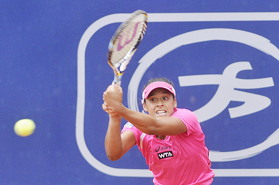 A pernambucana Teliana Pereira durante uma partida na Colmbia, em torneio da WTA