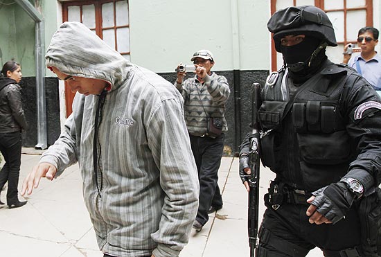 Homem identificado pela polcia como torcedor do Corinthians  levado pela polcia em Oruro, na Bolvia