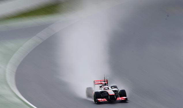 O ingls Jenson Button testa sua McLaren no circuito espanhol de Montmel