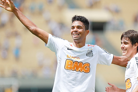 Giva (esq.) comemora gol pelo Santos na Copa So Paulo de juniores