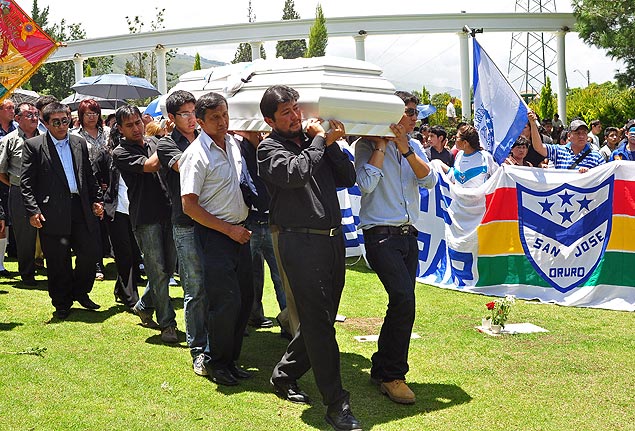 Parentes e amigos de Kevin Espada participam do seu enterro em Cochabamba, na Bolívia