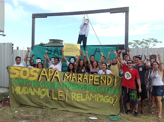 Protesto contra a construo do campo de golfe para a Olimpada, no Rio