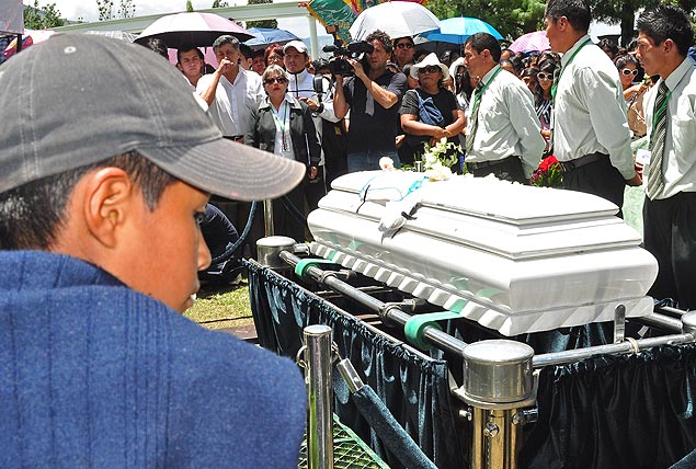 Parentes e amigos acompanham o enterro de Kevin Espada, morto durante o jogo entre San Jos e Corinthians, na Bolvia