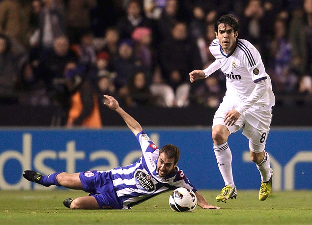 Kaká (à direita), durante jogo do Real Madrid no estádio El Riazor, em La Coruña