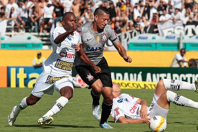 Ralf (centro) disputa bola em jogo contra o Bragantino