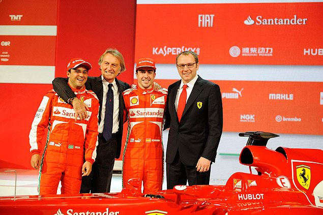 Felipe Massa (esq.), o presidente da Ferrari, Luca di Montezemolo, Fernando Alonso e o diretor Stefano Domenicali
