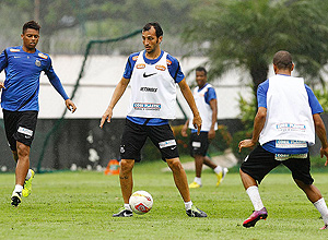 Edu Dracena durante treino em Santos