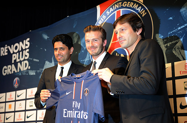 David Beckham (centro)  apresentado no Paris Saint-Germain pelo ex-jogador Leonardo (esq.), diretor do clube, e pelo presidente Nasser Al-Khelaifi 