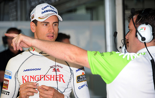 O alemo Adrian Sutil, ento na Force India, conversa com um mecnico em outubro de 2011